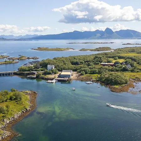 Arctic Retreat, Whales, Northern Lights & Lofoten Bo (Nordland)